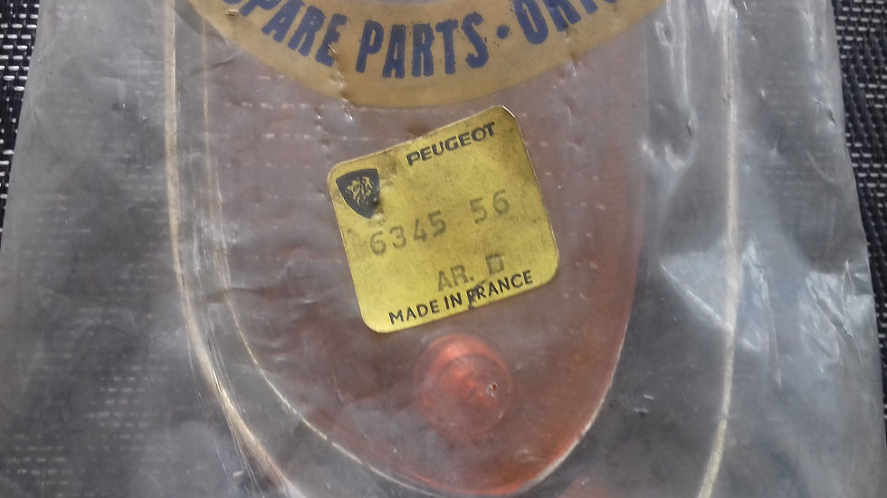 Miniature : Cabochon de feu arrière droit SEIMA neuf PEUGEOT 204 coupé / cabriolet .