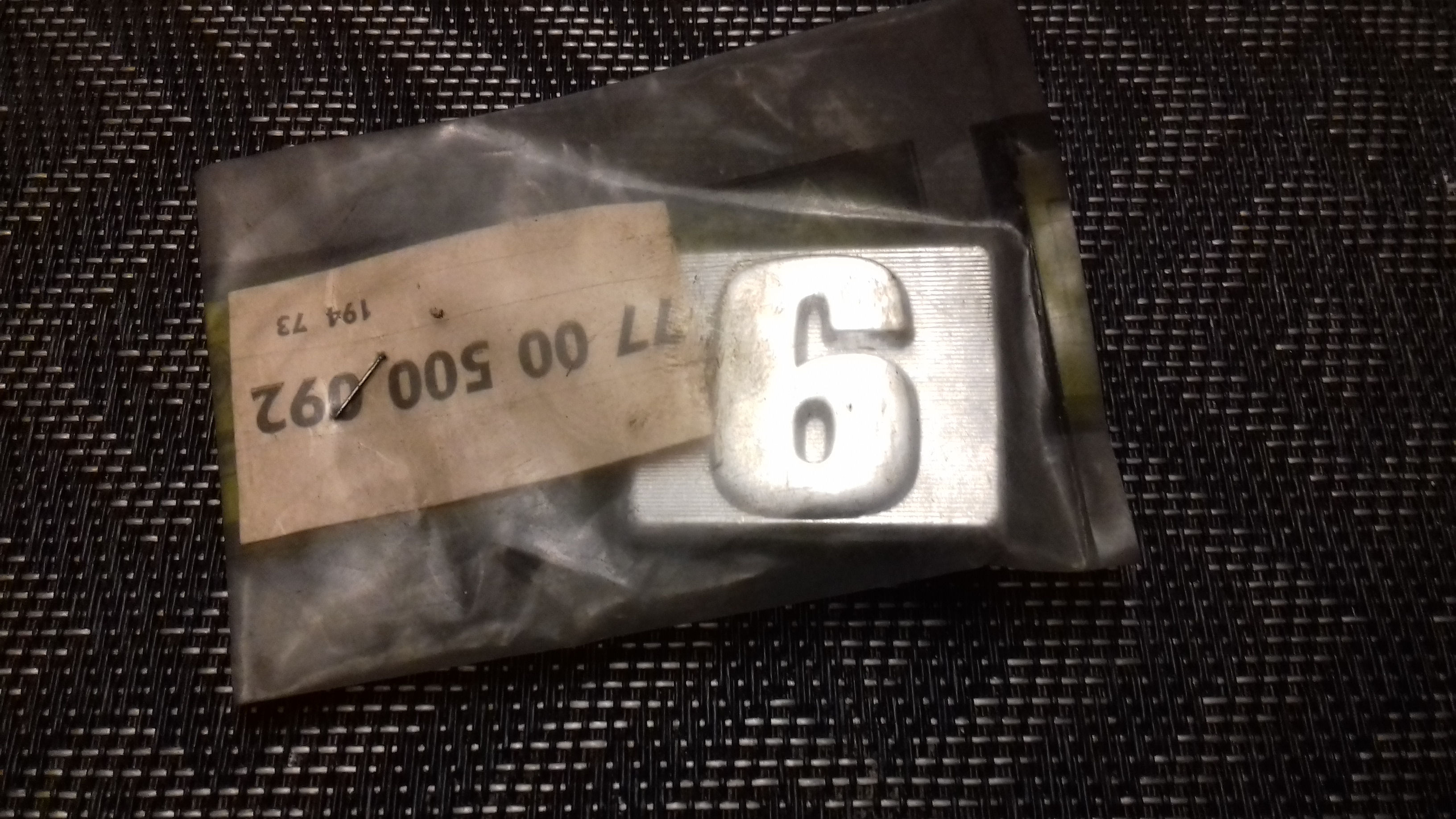 Monogramme neuf RENAULT 6 série 1 .