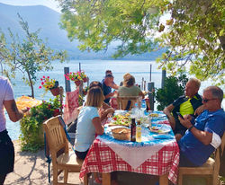 Lunsj på Monte Isola