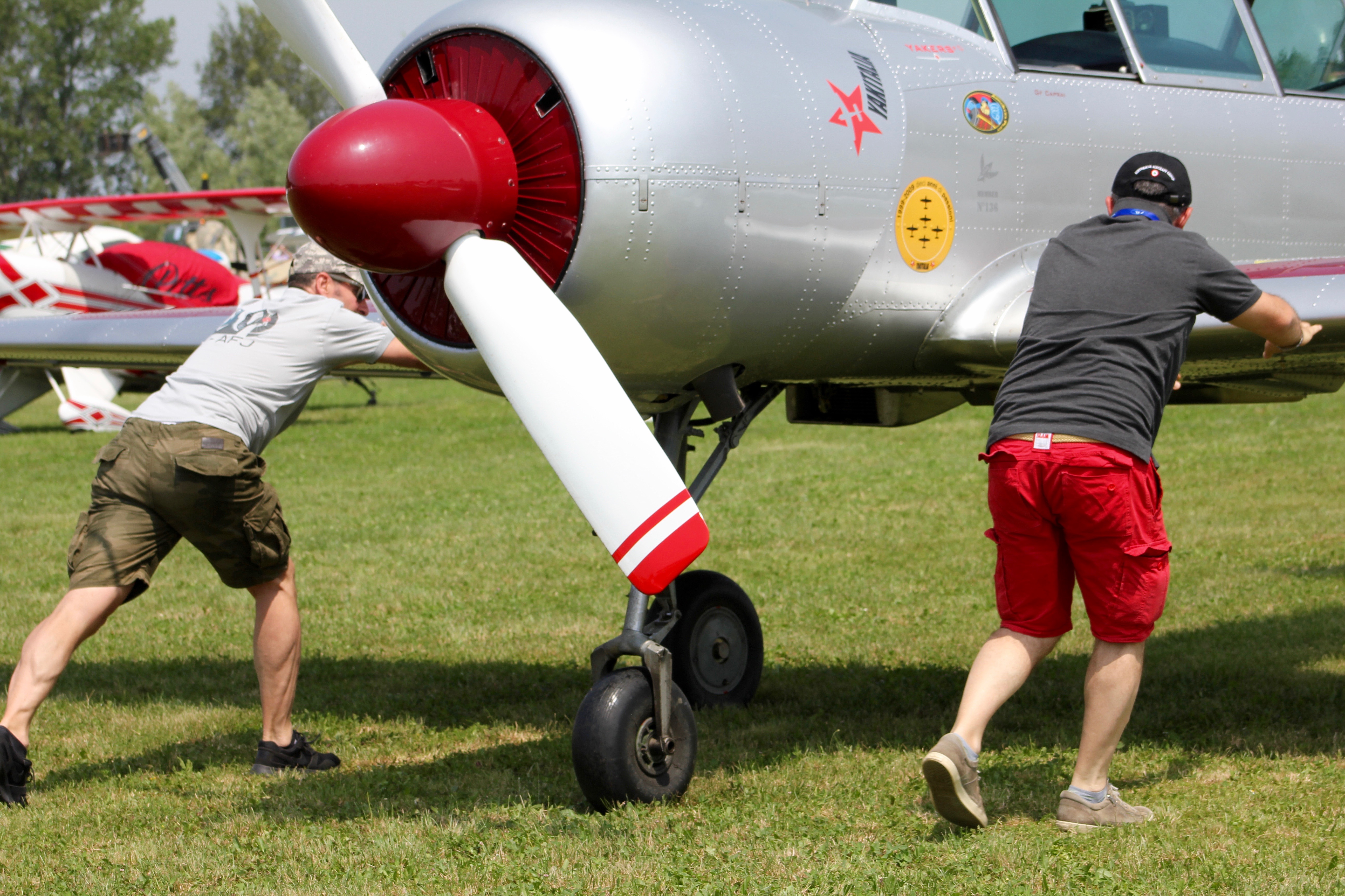Caprai e Buso spingono YAK 52