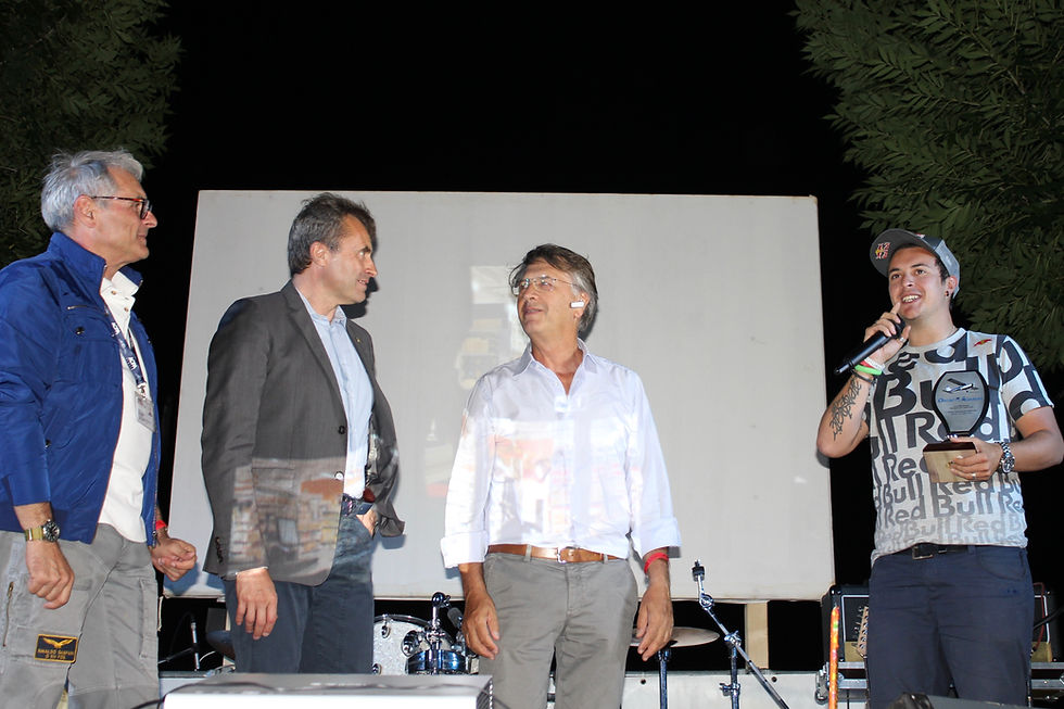 la consegna del trofeo VFR Aviation a Luca Bertossio
