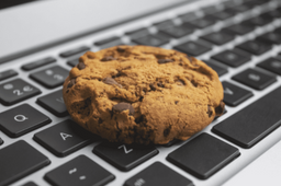 un cookie sur un clavier d'ordinateur portable