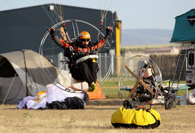 paramotor-947378_640