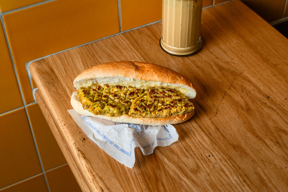 Una versió de l’hamburguesa de la casa amanida amb els ingredients característiques dels pinxos moruns. Un sabor intens però sense ofendre amb aquest toc tant únic. 