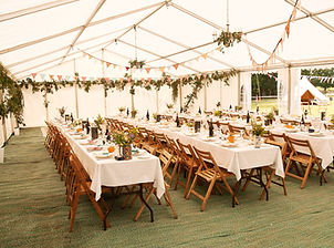 Gala Dinner  Das Gala Dinner ist die wohl exklusivste Art, eine Veranstaltung kulinarisch zu begleiten und gilt als Königsdisziplin im Catering. Auch für uns ist Ihr Gala Dinner etwas Besonderes.   Bei unseren Gala Veranstaltungen sind eine Vielzahl an Dingen ausschlaggebend für einen gelungenen Event: fantastisches Essen, ansprechende Tischdekoration, top Servicepersonal, die richtige Weinbegleitung, das passende Set-up vor Ort bis hin zu exklusivem Geschirr, um unsere Speisen optimal präsentieren zu können.   Ihr Gala Dinner nach Maß  Wie in unserem Cateringbetrieb üblich, werden für die Zubereitung unserer Gala-Menüs ausschließlich qualitativ hochwertige Produkte verwendet. Unsere Angebote werden individuell für Ihre Veranstaltung erstellt und bei einem persönlichen Beratungsgespräch mit Ihnen besprochen! Als Full-Service Caterer kümmern wir uns neben den Speisen auch um Getränke, Blumendekoration, Tischdekoration, Menükarten, Personal sowie alle weiteren Punkte, die bei der Organis