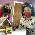 Personal de I-CARE con mascarillas y una casa de jengibre.