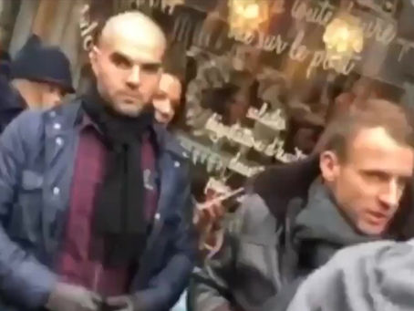 Pour quelles raisons se touche t'il le nez ?