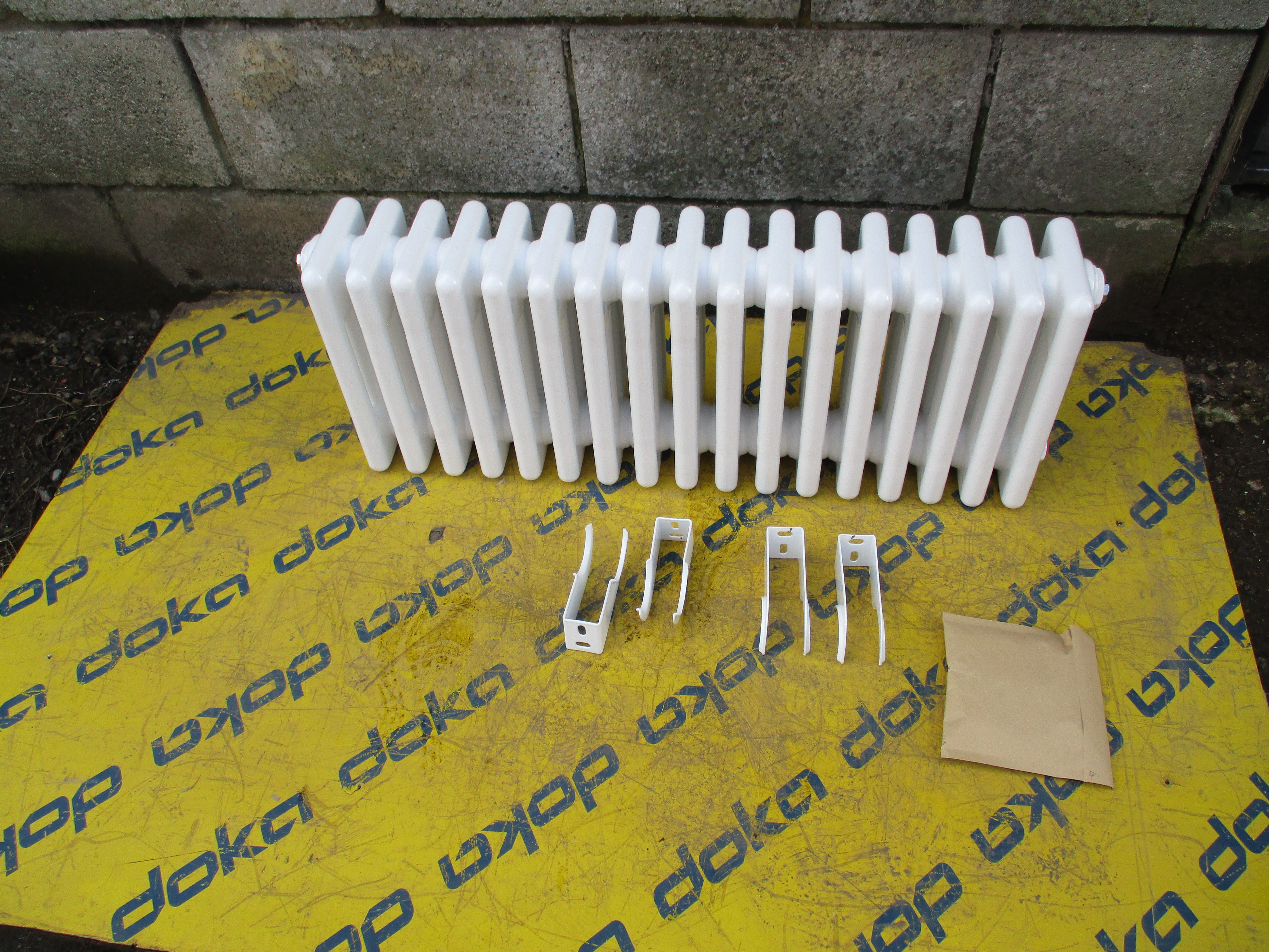 White Horizontal Milano Windsor Traditional Radiator 17x4 Column 785mm x 300mm