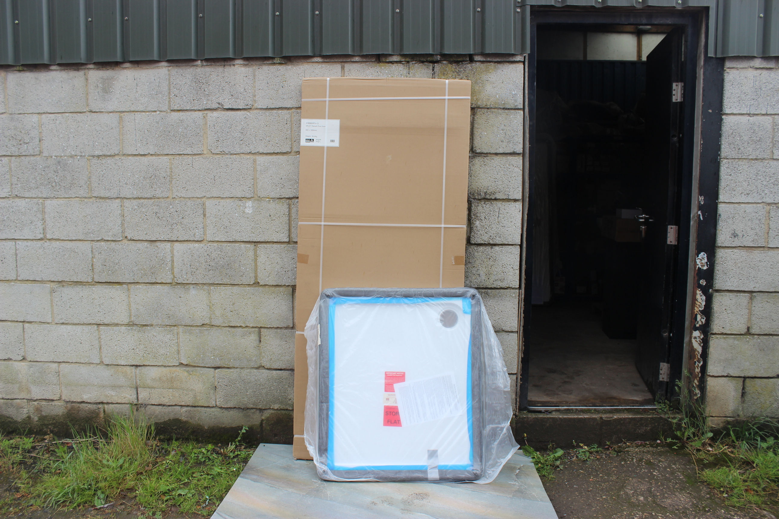 White Pearlstone Shower Tray 900mm x 760mm With 900mm Pivot Shower Door