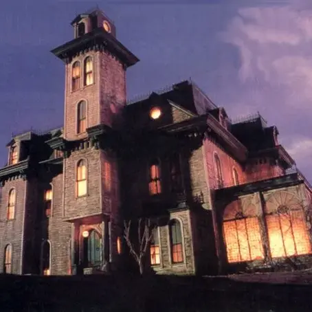 Las 5 casas más terroríficas del mundo del cine.