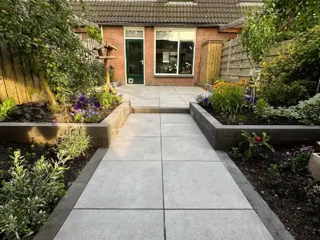 De wensen waren een frisse, strakke tuin met een overkapping.