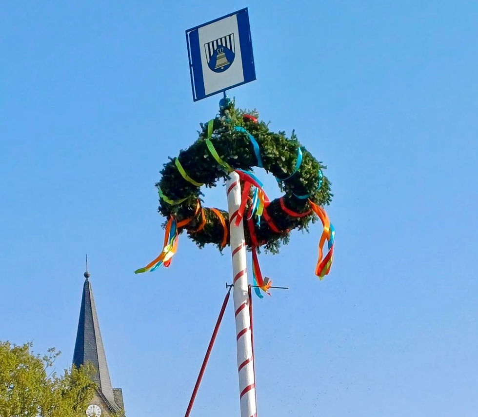 Maibaum aufstellen und Tanz in den Mai 