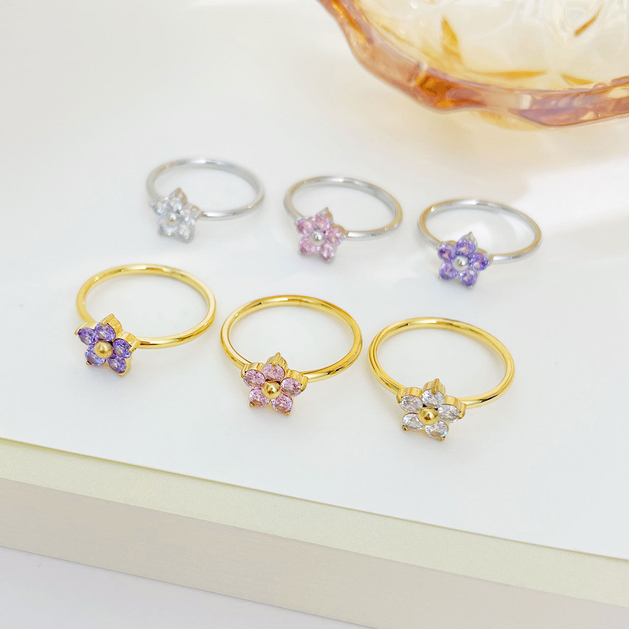 Artsy Ring with Simple Flower Cold Style Design