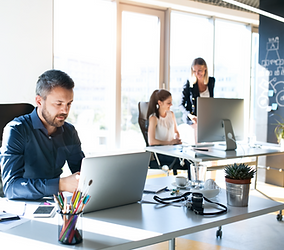 ufficio luminoso con persone al pc