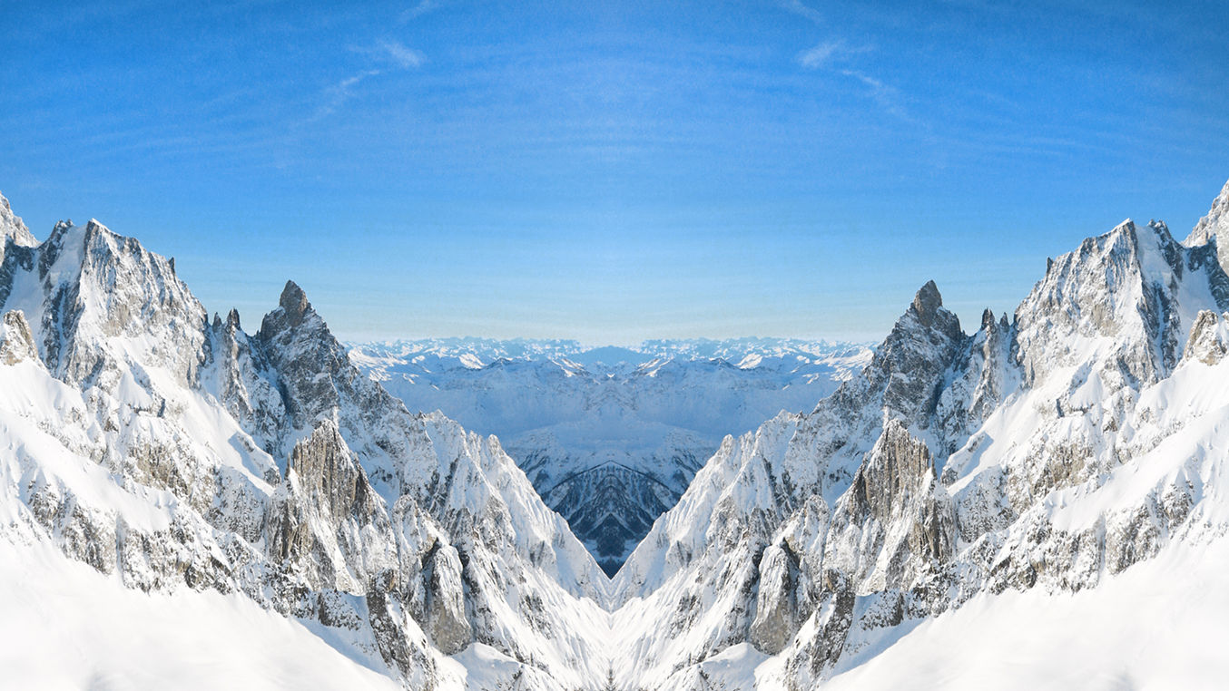 montagne innevate acqua limpida