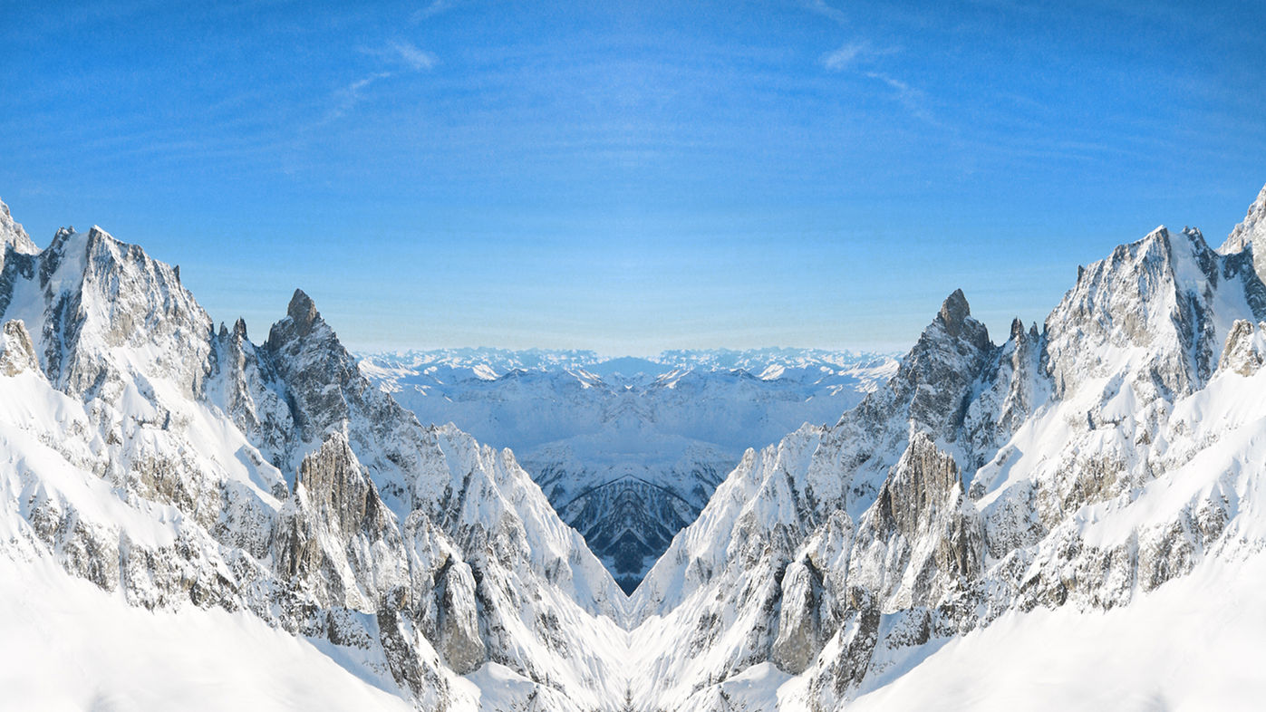 montagne innevate acqua limpida