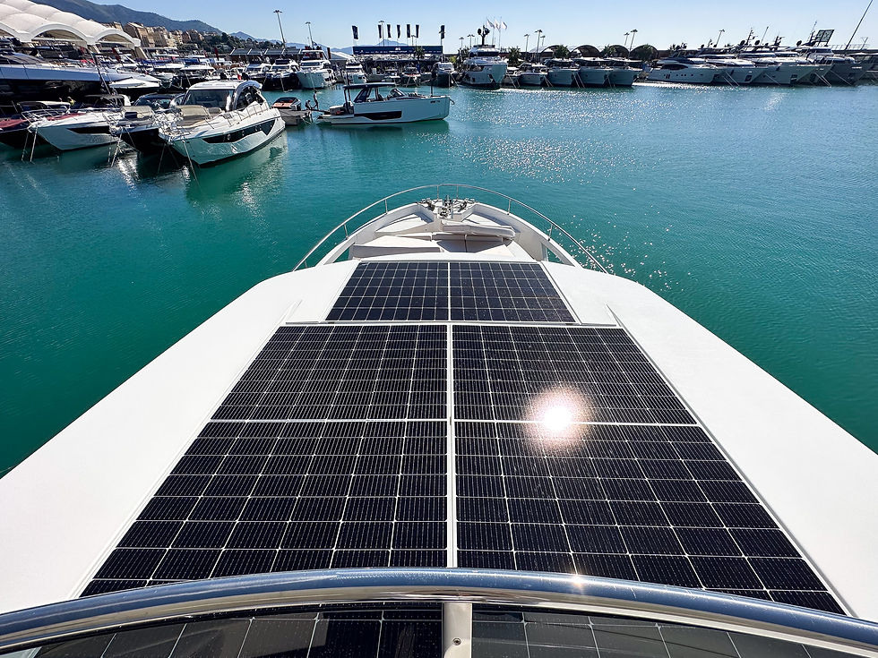 I pannelli fotovoltaici di serie sul tetto di un Greenline, ormeggiato in marina