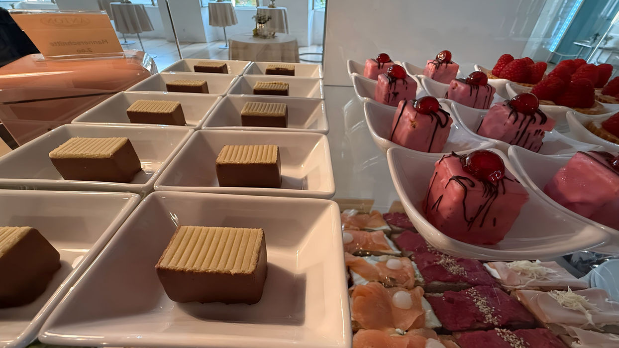 Köstliche Desserts mit braunen und rosa Kuchen in weißen Schalen arrangiert.