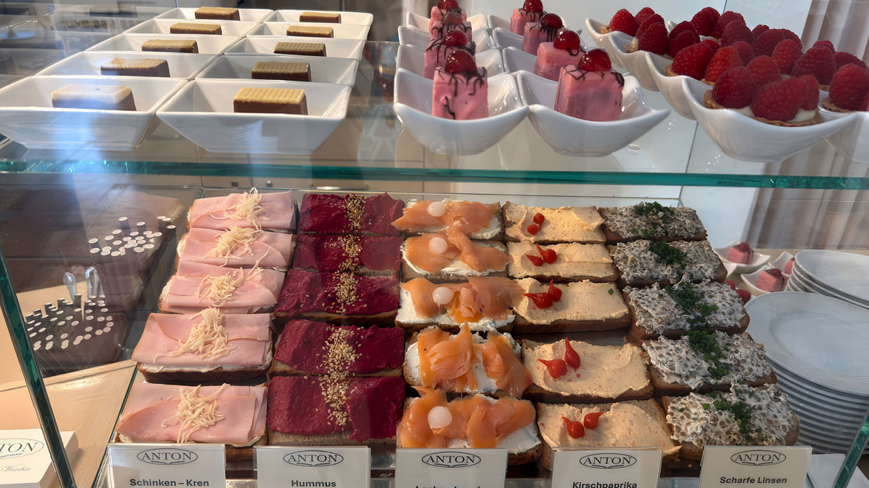 Verschiedene Sandwiches und Kuchen in der Vitrine vom Foyercafe..