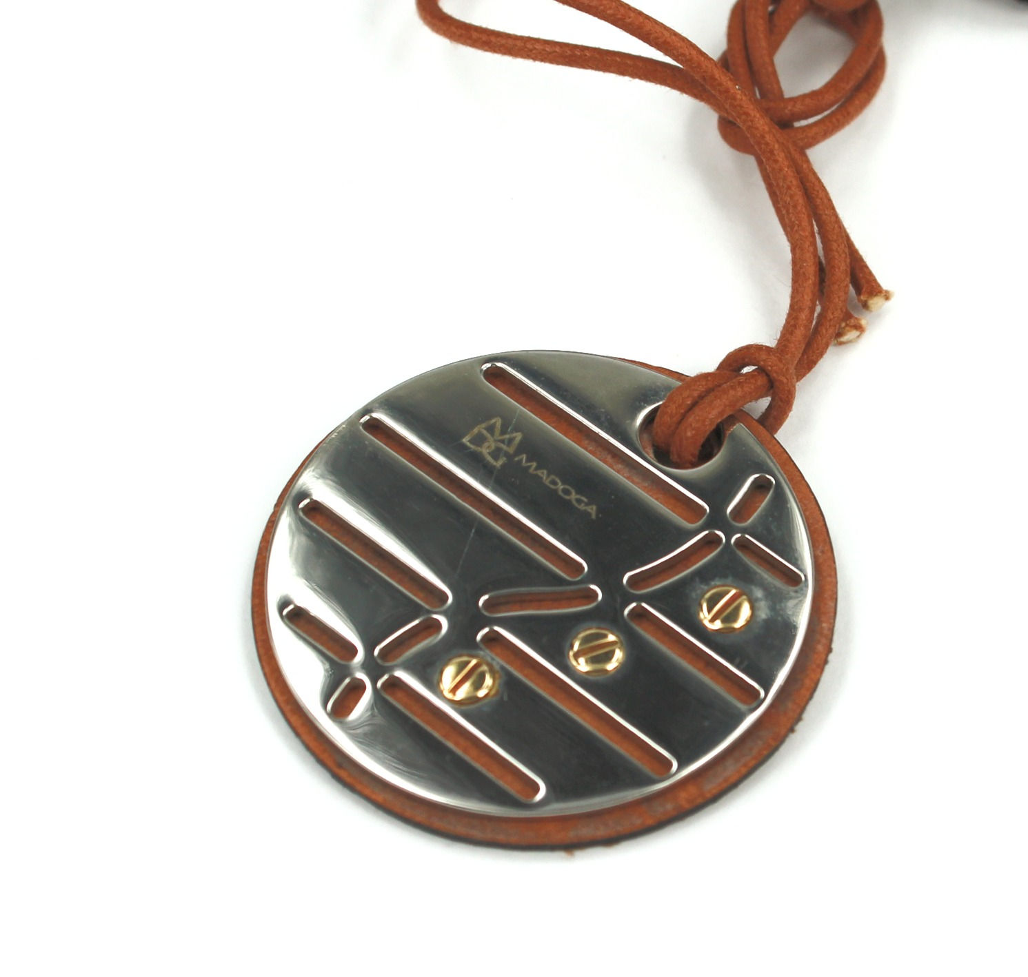 قلادة مادوغا من الفولاذ مع براغي من الذهب عيار 18 قيراطًا وجلد