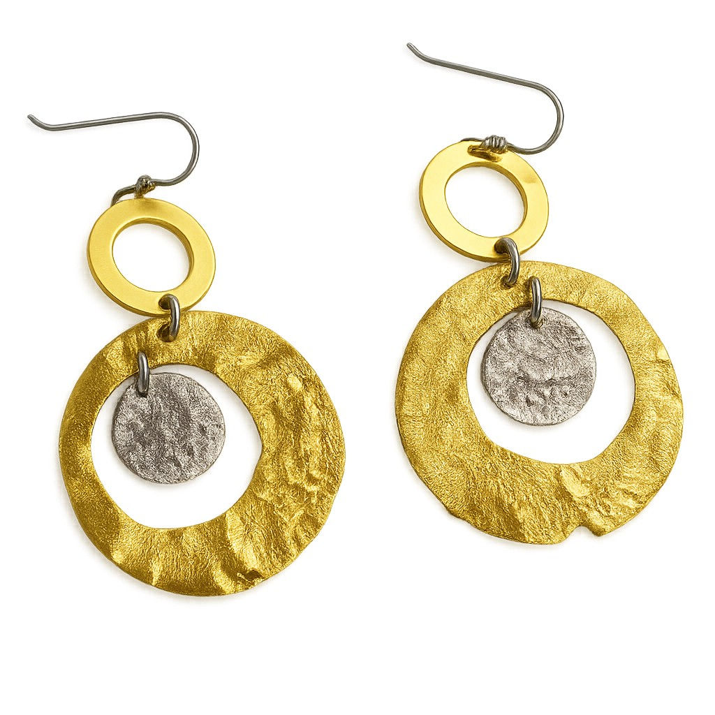 قرط من الفضة الإسترليني عيار 925 بلونين، مطلي بالروديوم بلمسة نهائية ساتانية وذهب أصفر عيار 18 قيراطًا