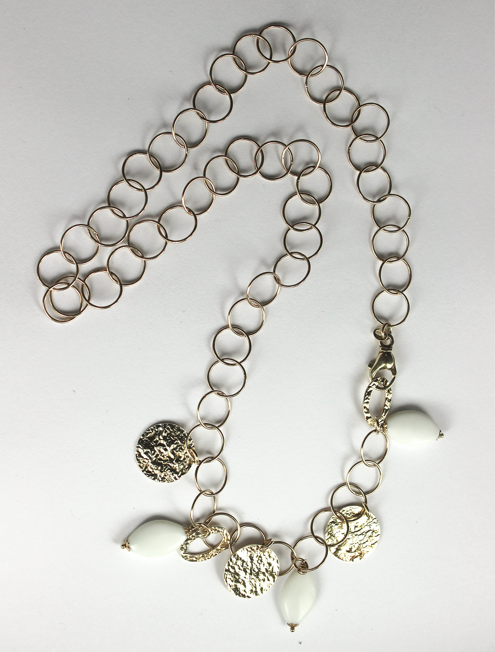 Thumbnail: Gargantilla de plata 925 con ágata blanca  y baño de oro amarillo 18 ktes