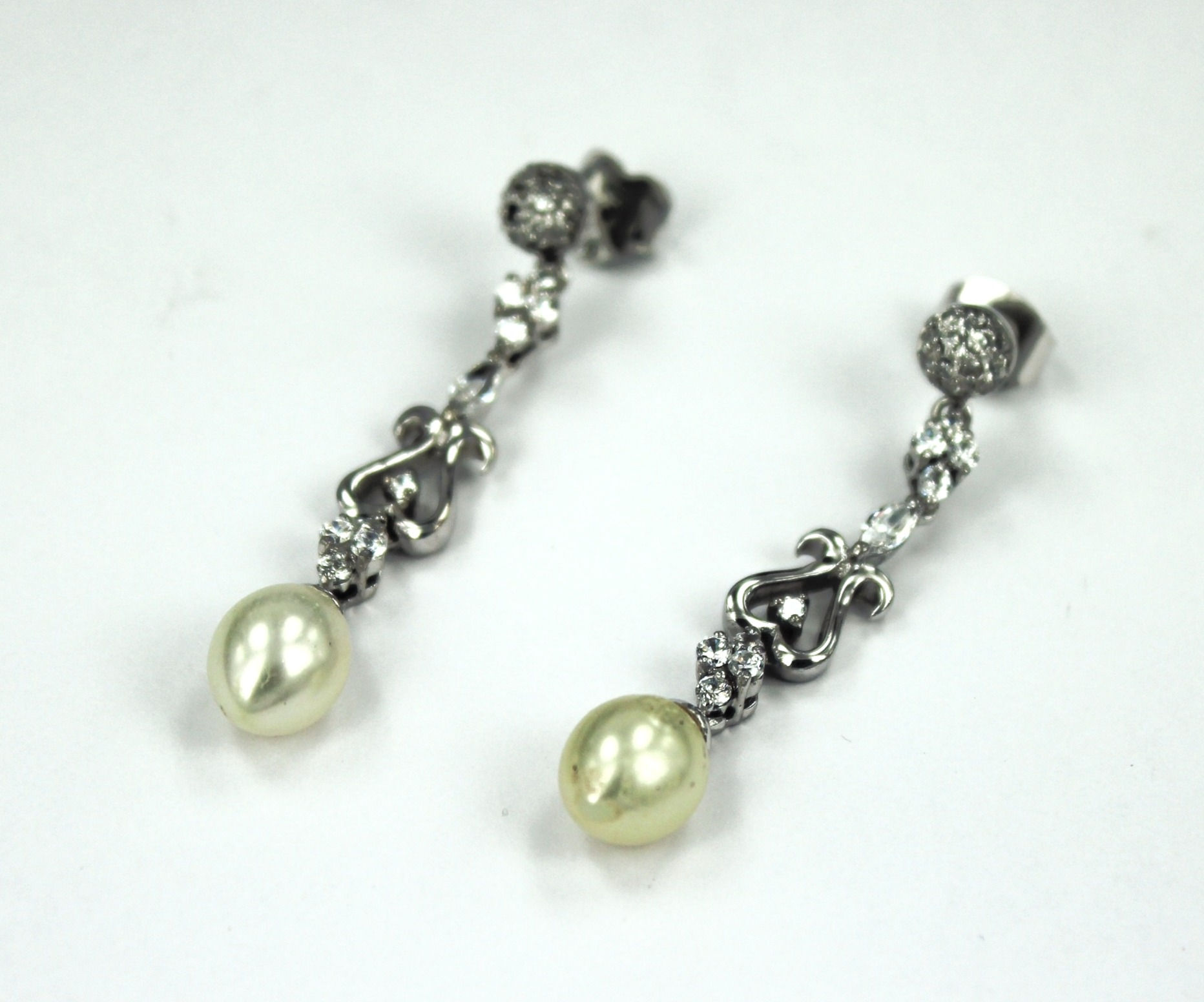 أقراط فضية مرصعة باللؤلؤ والزركون ومطلية بالروديوم العتيق عيار 18 قيراطًا