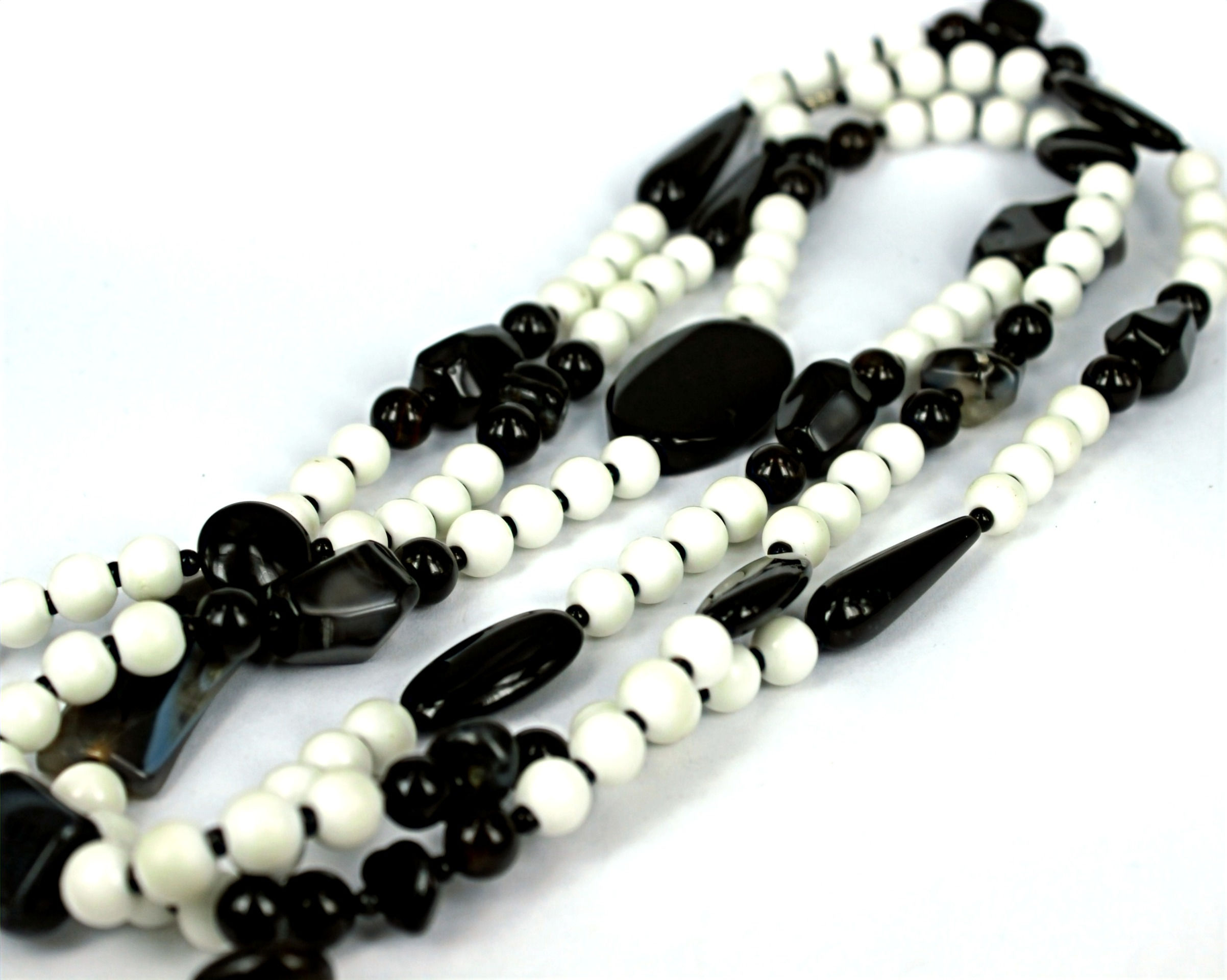 Collier en agate blanche avec entretoises en onyx, taille 120 cm