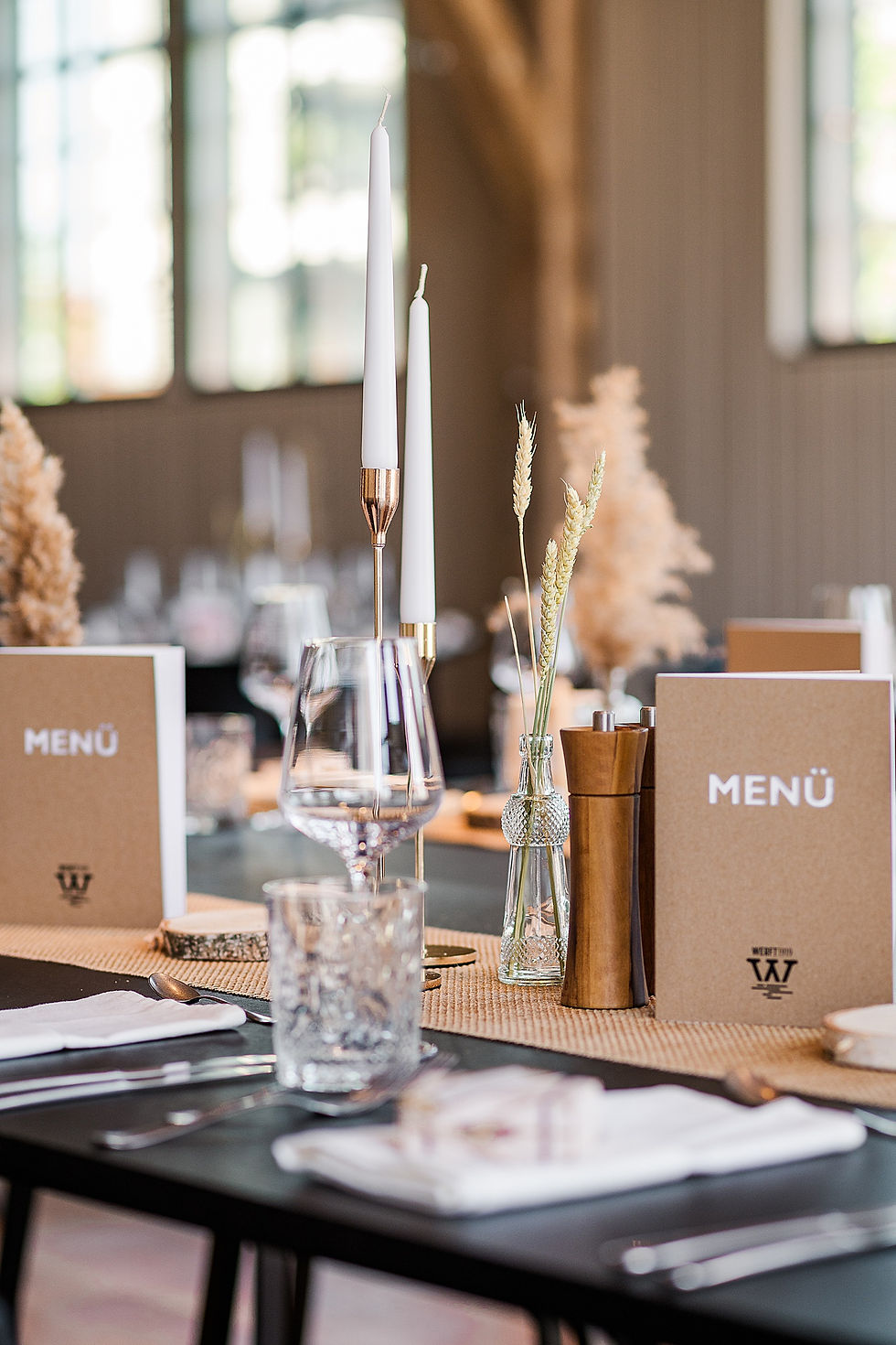 Detailaufnahme von dekorierten Tisch am Hochzeitstag