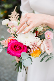 Braut hält wunderschöne Blumenstrauß in der Hand auf der Insel Mainau