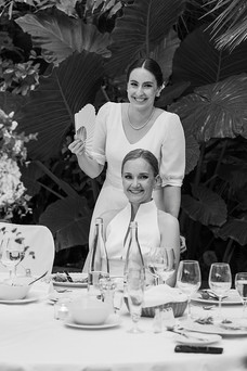 Brautpaar schaut in die Kamera und lacht fröhlich