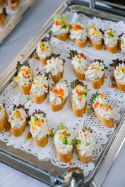 leckeres Essen auf dem Sektempfang der Hochzeit