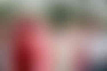 Gäste machen Fotos von Brautpaar, jubeln, lachen