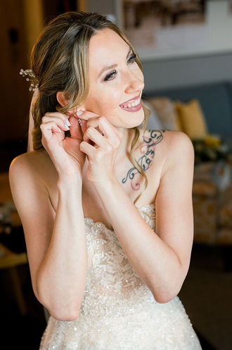 Braut, die sich Schmuck anlegt in Luzern