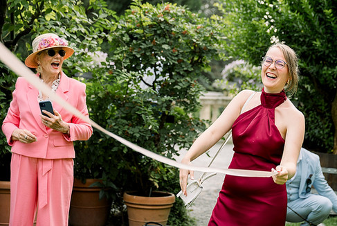Freundin lacht fröhlich während Brautstrauß Wurf auf der Hochzeit
