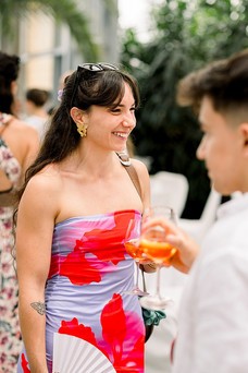 fröhliche Frau auf einer Hochzeit