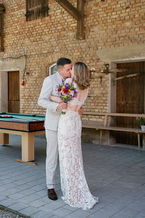 Braut küsst Bräutigam emotional