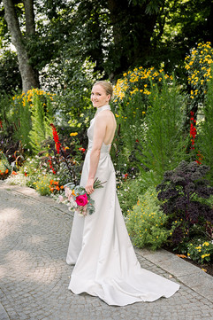 Braut im klassisch-eleganten Jesús Peiró Kleid – Brautporträt auf der Mainau