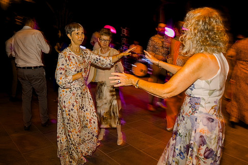 Hochzeitsgäste tanzen ausgelassen auf der Tanzfläche