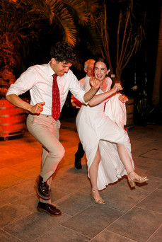 Braut tanzt mit Gast auf der Tanzfläche bei Sommerhochzeit auf der Insel Mainau