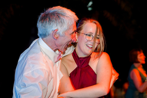 Gäste tanzen ausgelassen auf der Hochzeit