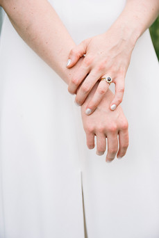 close up hand von einer Braut mit Ehering
