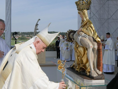 El IV domingo de Cuaresma se encuentra en la costumbre de ungir ese día una rosa de oro.
