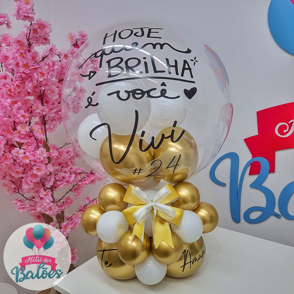 Arranjo para decoração de mesa com balões personalizados nas cores dourado e branco