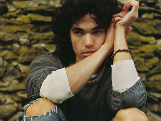 Conan Gray lança seu novo single, "Holidays"