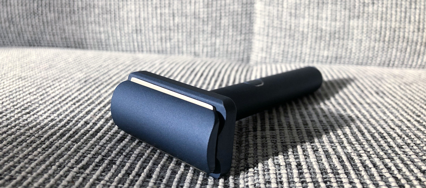 Close up of a razor with a razor blade