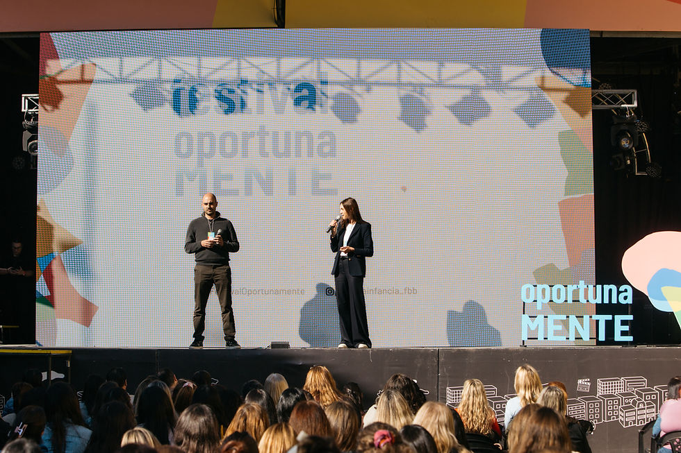 Gabriel Mraida, ministro de Desarrollo Humano y Hábitat, e Inés Cruzalegui, susbsecretaria de Gestión del Aprendizaje.
