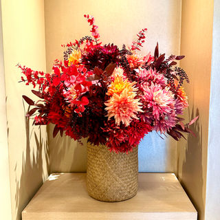 Seidenblumen Herbststrauss farbig mit künstlichen Dahlien Chrysanthemen und künstlichem Eukalyptus in Küsnacht Zürich