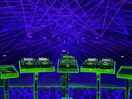 La Importancia de Crear una Atmósfera al Tocar un DJ Set