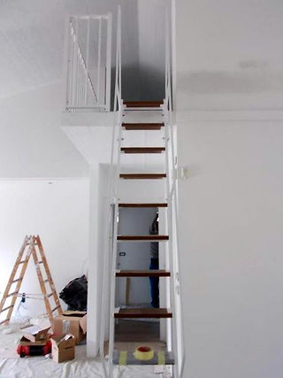 Scala per soppalco verniciata colore bianco, gradini in legno noce scuro Fantozzi